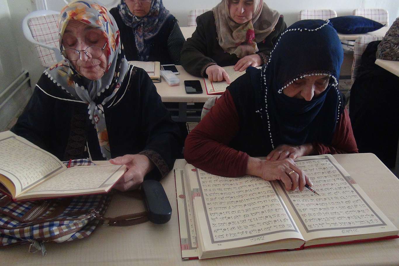 Yaşlı teyzelerin Kur'an öğrenme aşkı akıllara 'öğrenmenin yaşı yok' sözünü getirdi Yaşlı teyzelerin Kur'an öğrenme aşkı akıllara 'öğrenmenin yaşı yok' sözünü getirdi